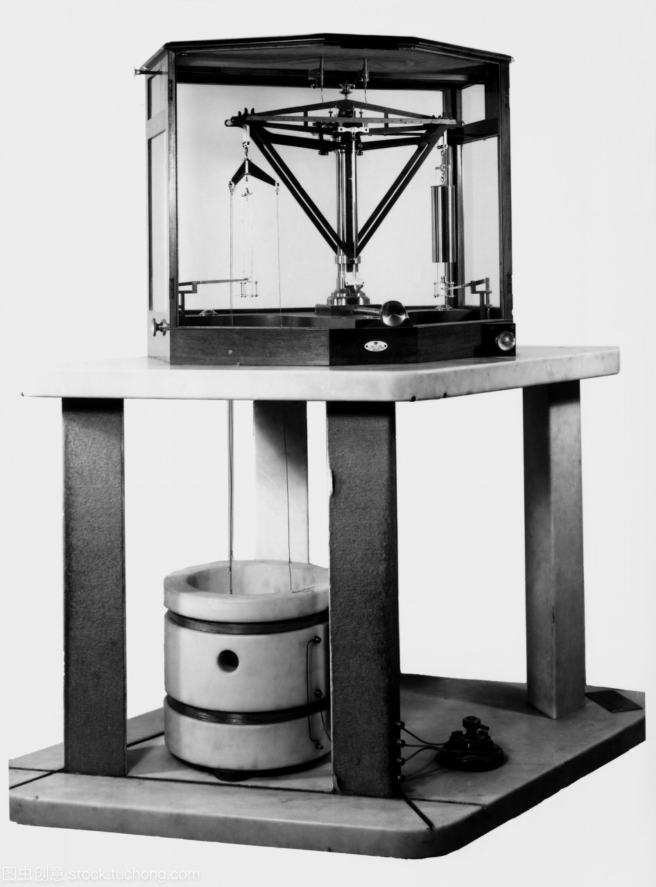 貿(mào)易部電流平衡當(dāng)前的平衡也被稱為一個(gè)安培平衡或開(kāi)爾文平衡是一個(gè)機(jī)電設(shè)備用于電流的精確測(cè)量電流單位當(dāng)前的測(cè)量是通過(guò)兩個(gè)線圈大理石圓柱周圍看到左下和兩個(gè)線圈之間的磁力測(cè)量給當(dāng)前的當(dāng)前余額的大小是由威廉&middot;湯姆森發(fā)明第一個(gè)開(kāi)爾文男爵1882年拍攝于1950年